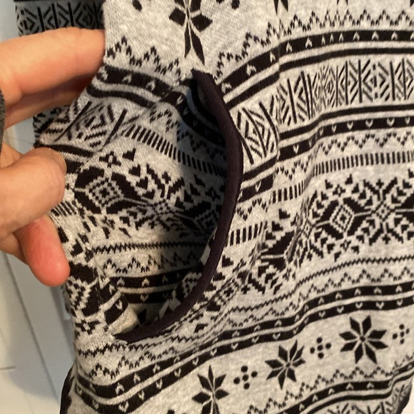 Talbots M blk/grey top.  It will fit a large, but tighter. - Picture 5 of 11